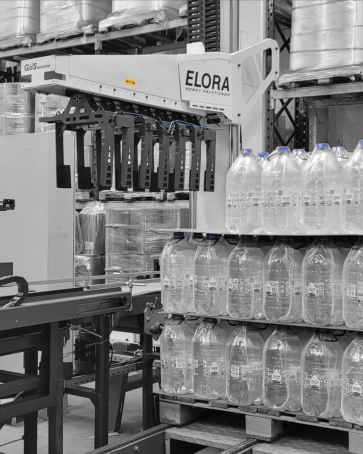 Robot paletizador ELORA operando en planta